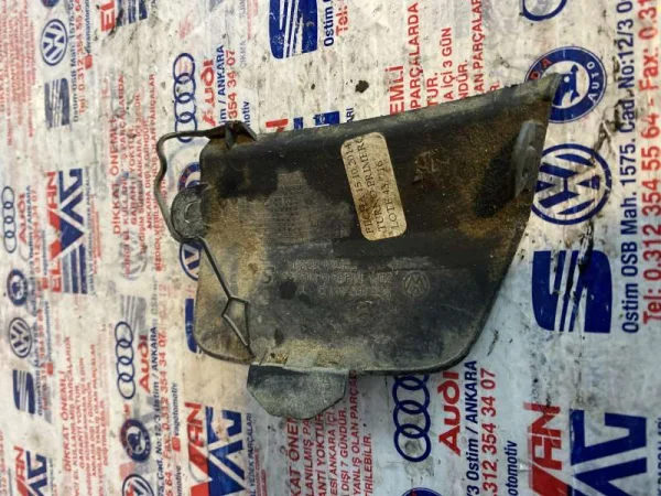 5C6807441D | VW Jetta Arka Çeki Demir Kapağı VAG