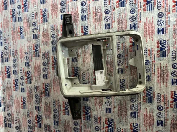 1K0868519A | Tavan Lambası Alt Bağlantı Braketi VAG