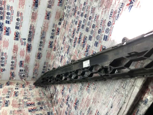 5NA853677C | Ön Tampon Orta Izgarası VAG