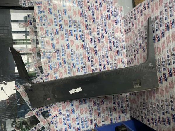 1K6863651 | VW Golf Arka Bagaj Kapağı Plastik Kaplaması VAG