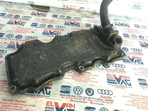 077103131E | Külbütör Kapağı VAG
