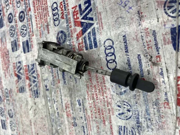 8T2837168 | Kapı Kilit Silindir Kapağı VAG