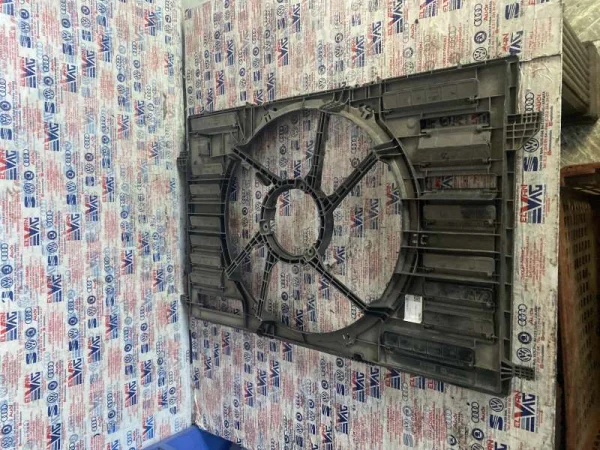 8W0121207 | Audi A4 Fan Davlumbazı VAG