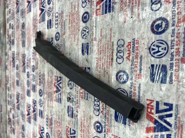 1T0955707A | VW Touran Arka Silecek Kolu VAG
