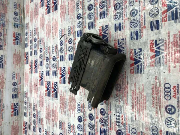 5C7857059D | VW Jetta Orta Konsol Klima Çerçevesi VAG