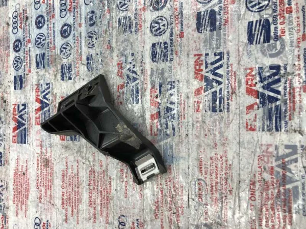 8V1863616 | Sağ Orta Konsol Bağlantı Braketi | Audi A3, RS 3 VAG