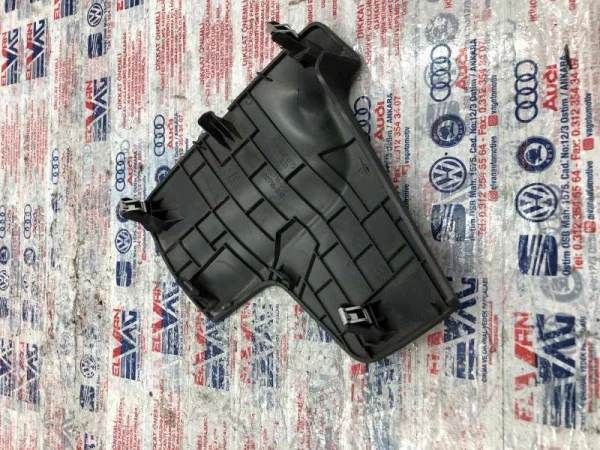 81B863075 | Audi Q2 Alt Torpido Rafı VAG