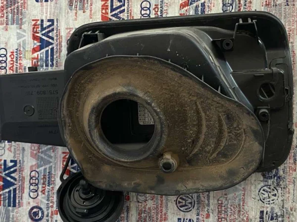 575809702B | Skoda Karoq Yakıt Depo Kapağı VAG