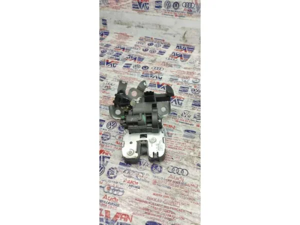 5C6827505G | VW Jetta Arka Bagaj Kilidi VAG