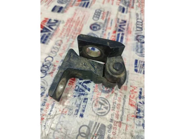 5H0831401 | VW Golf Sol Ön Kapı Alt Menteşesi VAG