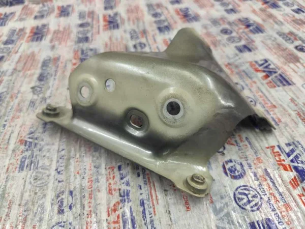 658821228A | Ön Sağ Çamurluk Braketi | Skoda Kamiq, Scala VAG