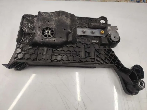 5WA915331 | Akü Alt Braketi | VW Golf - Audi A3 - Seat Leon VAG