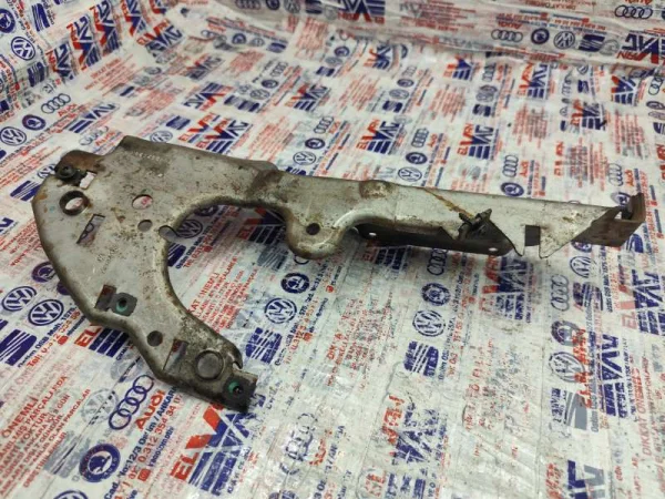 7H0857028B | VW Transporter Sağ Ön Göğüs Tutucu Braketi VAG