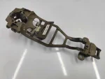 7L0839886A | Arka Sağ Dış Kapı Kolu Braketi - 1