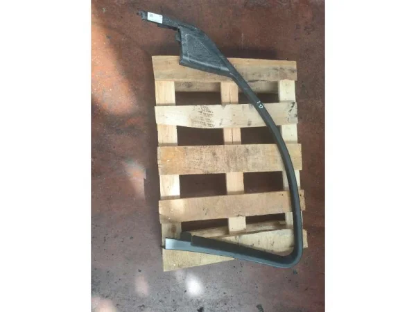8R08676104PK | Audi Q5 Sağ Ön Kapı İç Pencere Çıtası VAG