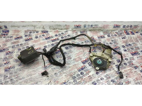 8R0973705 | Soket Muhafazası | VW Passat, Touareg - Audi A1, A3 - Seat Altea, Leon VAG