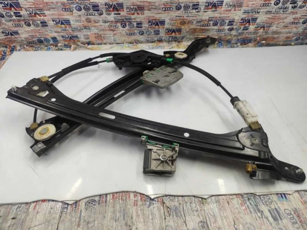 8T0837462D | Audi A5 Ön Sağ Cam Kriko Mekanizması VAG