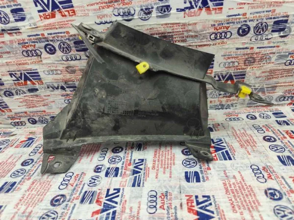 8W0121764M | Audi A4 Sağ Ön Tampon Hava Yönlendirici VAG