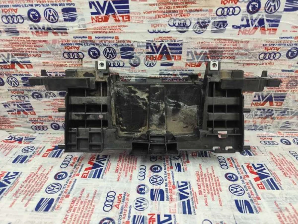 8W1857735 | Ekran Taşıyıcı Braketi | Audi A4, A5 VAG