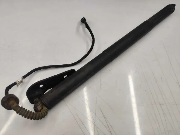 8W8827604 | Bagaj Kapağı Motor Braketi VAG