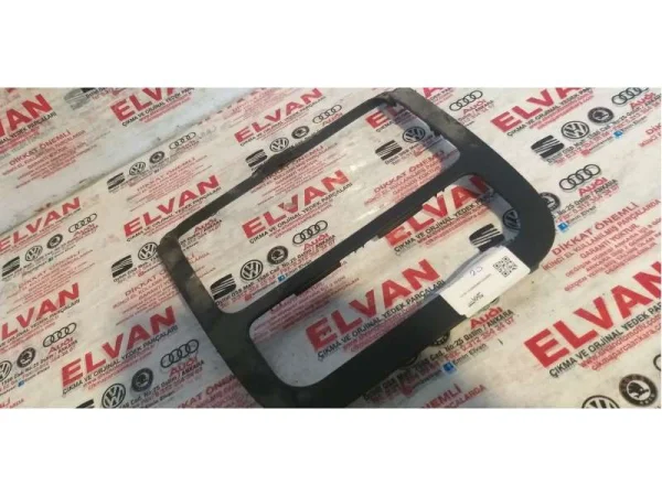 1K0858069N | VW Jetta Orta Konsol Radyo Çerçevesi VAG