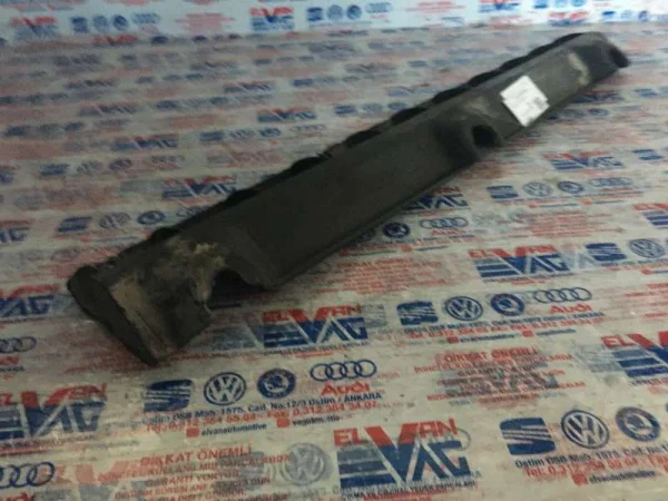 7L8825195A | Audi Q7 Alt Muhafaza Bağlantı Parçası VAG
