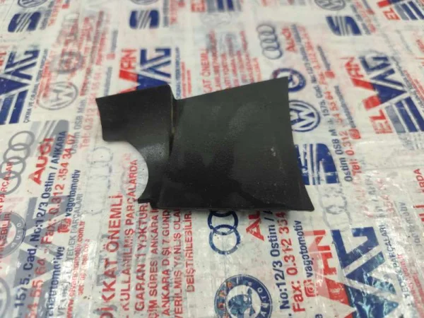 3G5867585 | VW Passat Sol Bagaj Menteşe Plastiği VAG