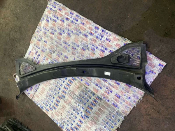 8V0819915 | Audi A3 Ön Cam Izgarası Sol Kaplaması VAG