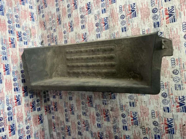 7H0863736F | VW Transporter Sağ Basamak Plastiği VAG