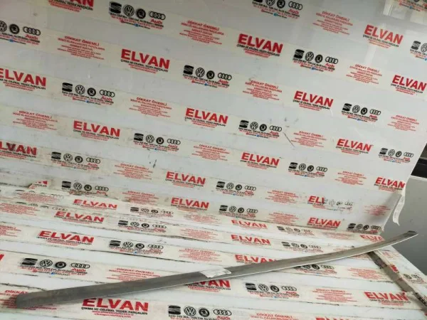 8E0853953 | Audi A4 Sol Ön Kapı Çıtası VAG