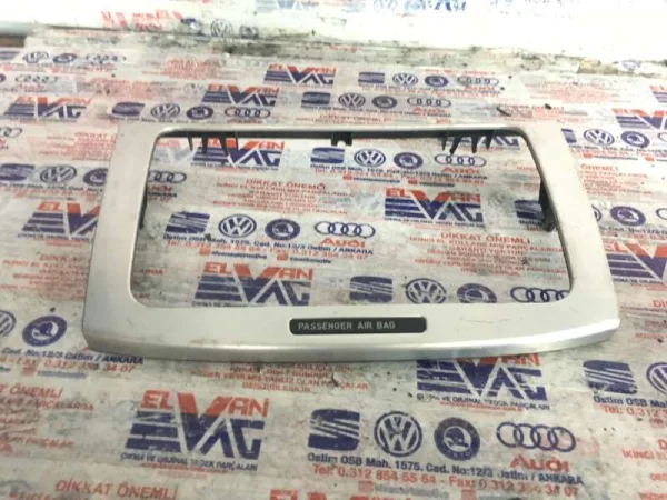3C0858069P | VW Passat Orta Konsol Radyo Çerçevesi VAG