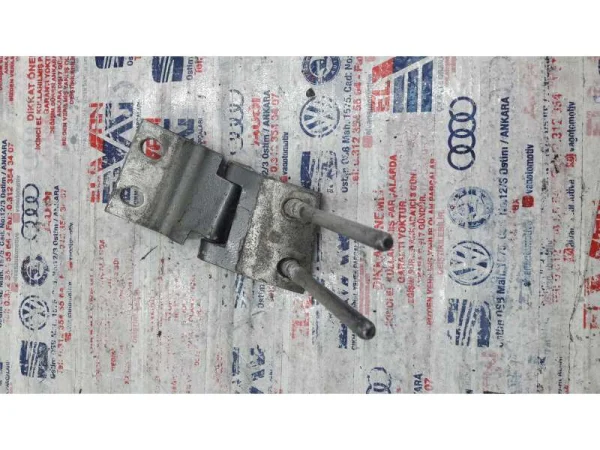 7E0827302D | VW Transporter Arka Sağ Kapak Menteşesi VAG