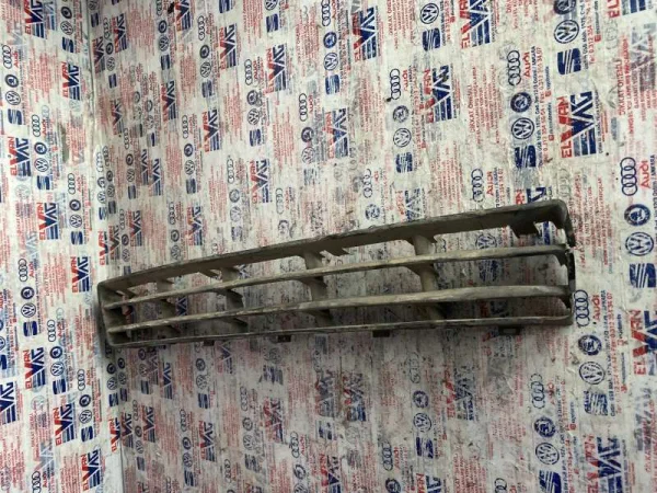 1J0853677D | VW Golf Ön Tampon Alt Orta Izgarası VAG