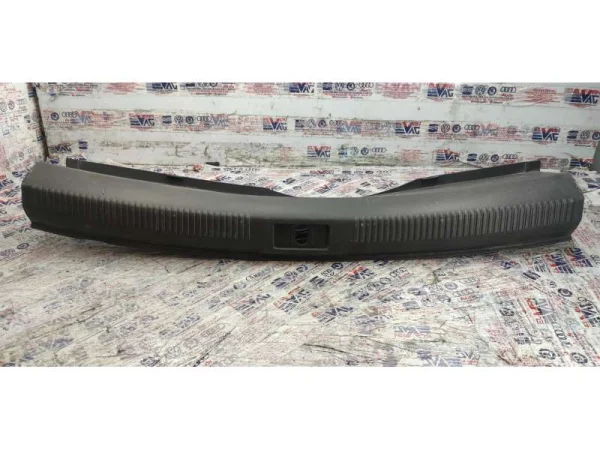 8K5863471 | Audi A4 Arka Bagaj Eşik Plastiği VAG