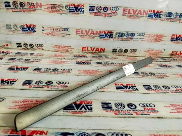 1K1858529 | Torpido Üst Çıtası | VW Eos, Golf, Jetta, Scirocco VAG