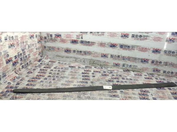 1K4853516B | VW Golf Ön Sağ Kapı Çıtası VAG