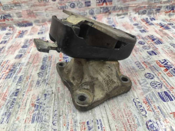 2H6199256B | VW Amarok Motor Takozu VAG
