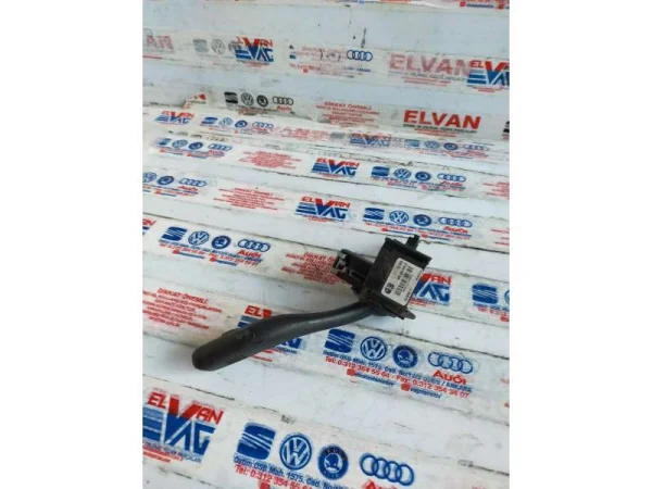8P0953519D | Audi A3 Silecek Kolu VAG
