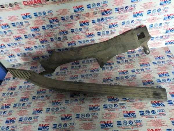 1P0853372A | Seat Leon Sağ Marşpiyel Kaplaması VAG