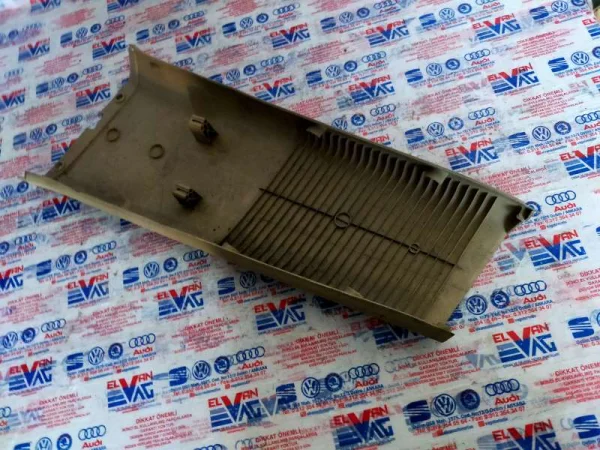8P4867240 | Sağ Orta Direk Alt Kaplaması | Audi A3, RS 3 VAG
