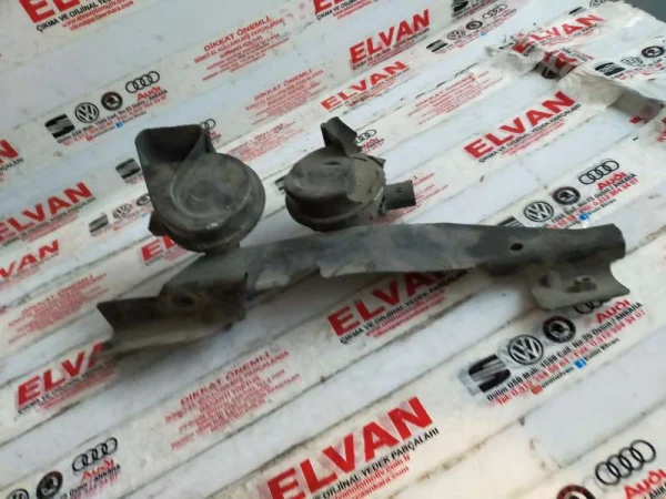 4L0951229A | Audi Q7 Korna Braketi VAG