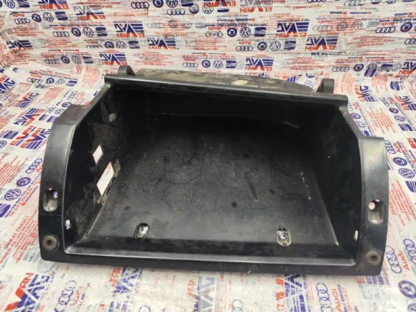 7E1857095B | VW Transporter Sağ Torpido Kapağı VAG