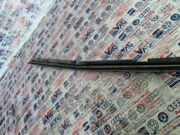 6Q6839471B | VW Polo Sol Arka Kapı İç Cam Sıyırıcısı VAG