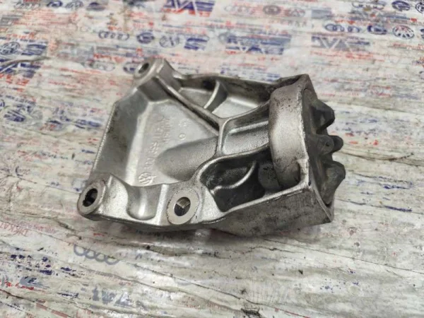 3D0399113AS | VW Phaeton Şanzıman Arka Kulak Braketi VAG
