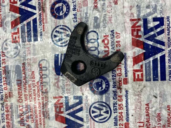 026905251 | Distribütör Sabitleme Ayağı | VW Golf, LT, Passat - Audi 100 Serisi, 80 Serisi, A4 VAG