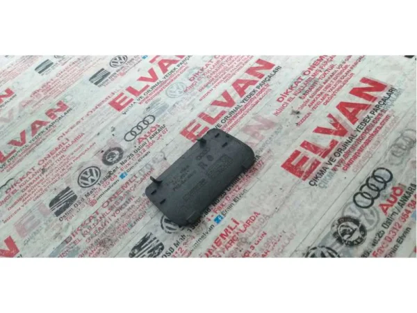 8R0807450A | Audi Q5 Arka Sağ Çeki Demiri Kapağı VAG