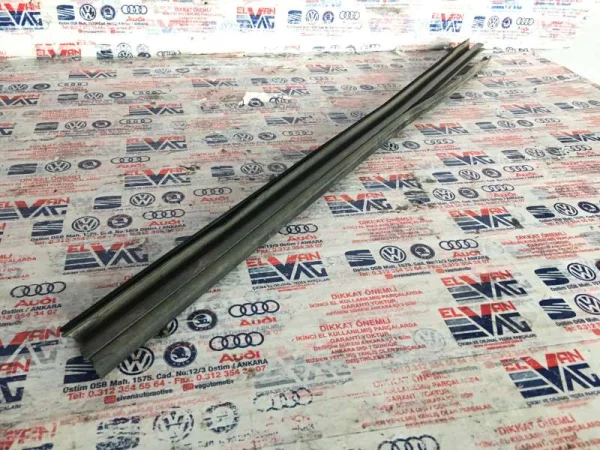 5L0837479 | Skoda Yeti Sağ Ön Kapı İç Cam Sıyırıcı Fitili VAG