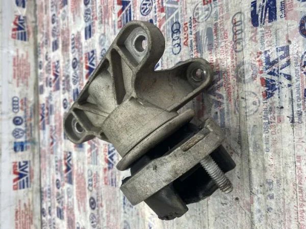 8E0399105JD | Audi A4 Şanzıman Takozu VAG