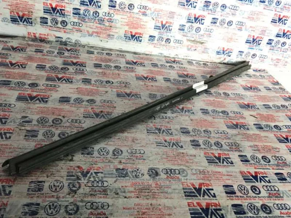 2K0837472 | VW Caddy Sağ Ön İç Cam Sıyırıcı Fitili VAG