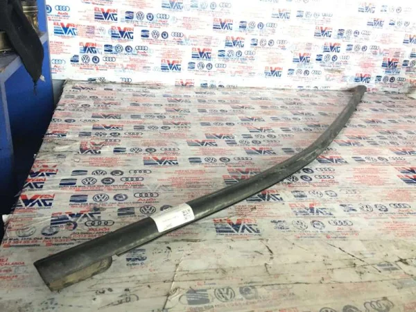 5C6837478 | VW Jetta Sağ Ön Kapı Cam Sıyırıcısı VAG
